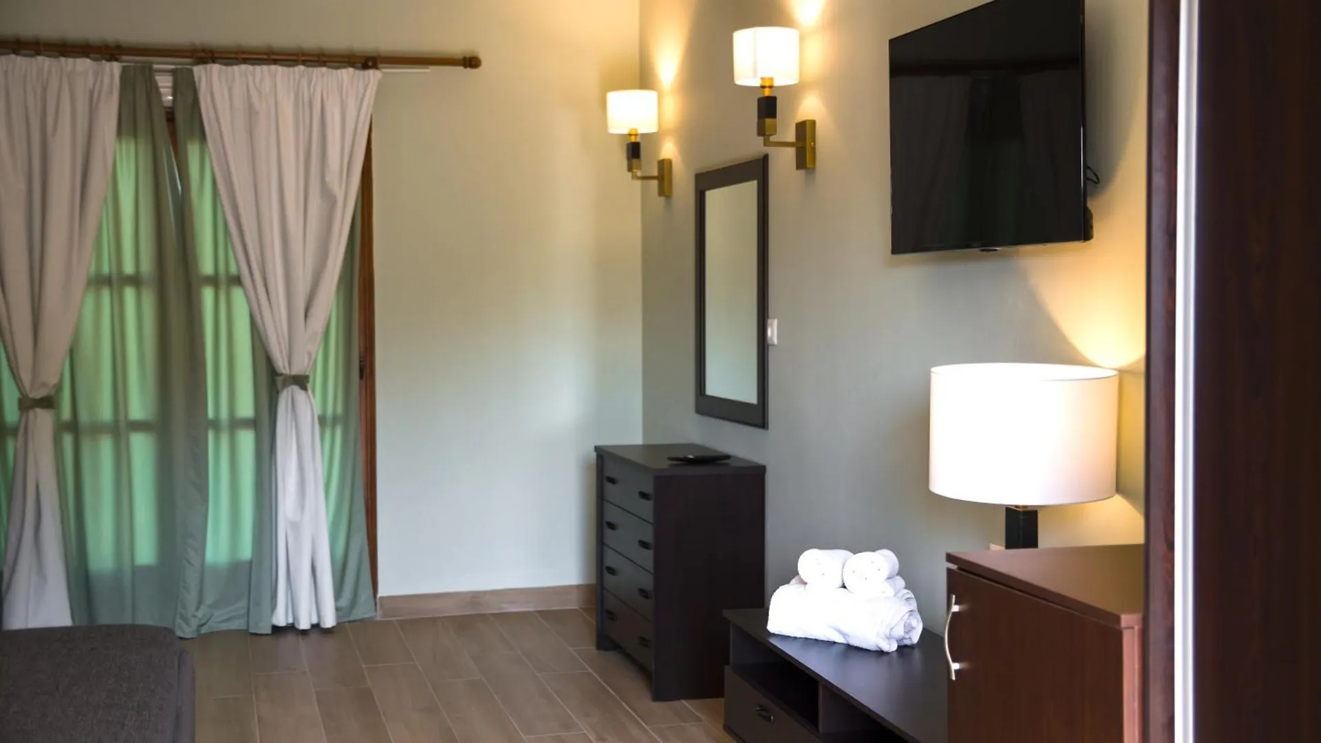 Prasino Horio Otel Arnaía